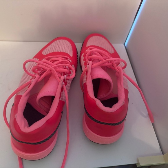 Cute Nike tennis/pickleball court shoe. Size 10, pink and red. - Picture 3 of 6